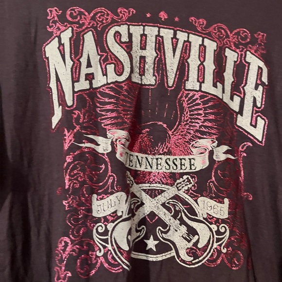 Size medium nice lightweight medium size tshirt - Picture 2 of 3